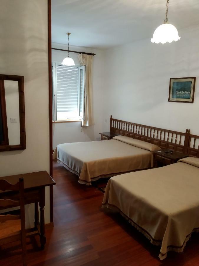 Hostal Residencia Presidente Ribadeo Exterior foto